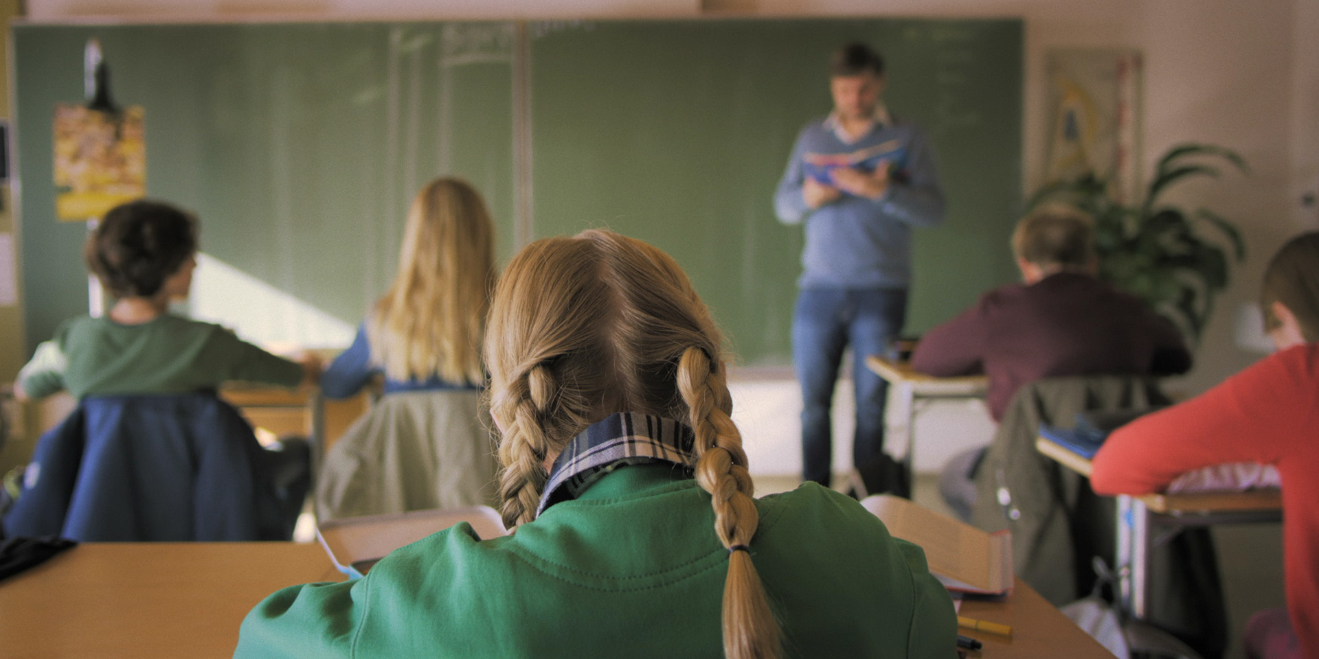 Klassenfahrt in die Zukunft | Ein Film von Josephine Ehlert. Mit Annika Schikarski, Eli Wasserscheid, Tim Bergmann, Aurelia Schikarski, Johanna Bittenbinder, Heinz-Josef Braun, Roland von Kummant. Produziert von Firstgrade.