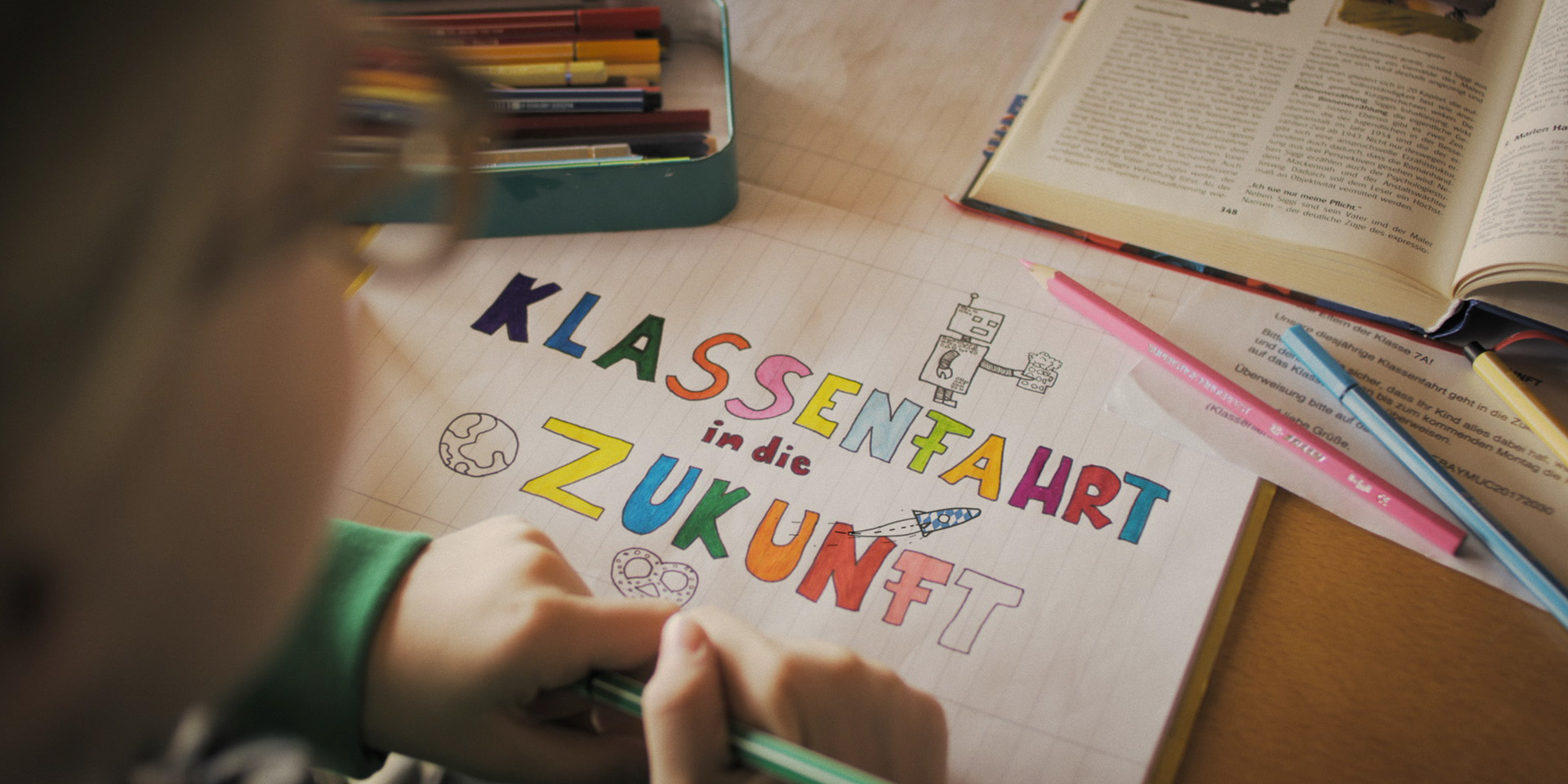 Klassenfahrt in die Zukunft | Ein Film von Josephine Ehlert. Mit Annika Schikarski, Eli Wasserscheid, Tim Bergmann, Aurelia Schikarski, Johanna Bittenbinder, Heinz-Josef Braun, Roland von Kummant. Produziert von Firstgrade.