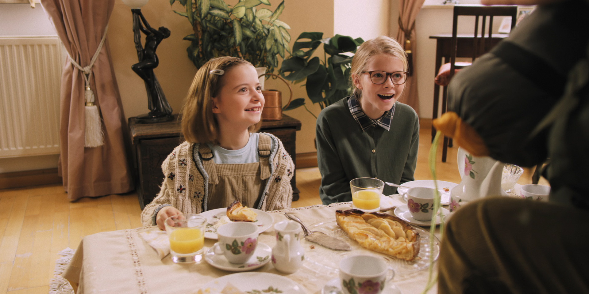 Klassenfahrt in die Zukunft | Ein Film von Josephine Ehlert. Mit Annika Schikarski, Eli Wasserscheid, Tim Bergmann, Aurelia Schikarski, Johanna Bittenbinder, Heinz-Josef Braun, Roland von Kummant. Produziert von Firstgrade.