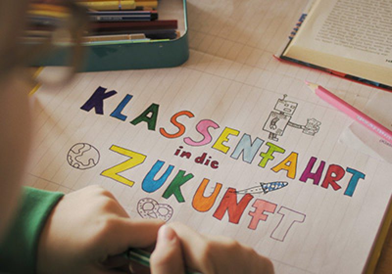 Klassenfahrt in die Zukunft | Ein Film von Josephine Ehlert. Mit Annika Schikarski, Eli Wasserscheid, Tim Bergmann, Aurelia Schikarski, Johanna Bittenbinder, Heinz-Josef Braun, Roland von Kummant. Produziert von Firstgrade.